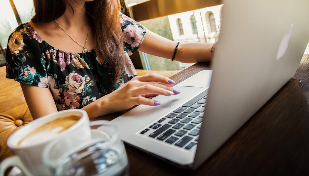 woman laptop desk workspace 1851464